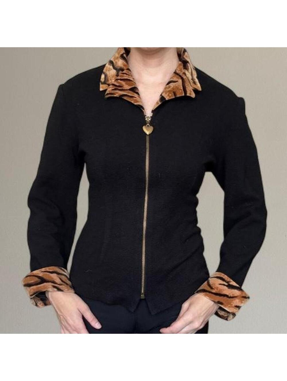 90s tiger print zip up jacket. Fits L/XL.